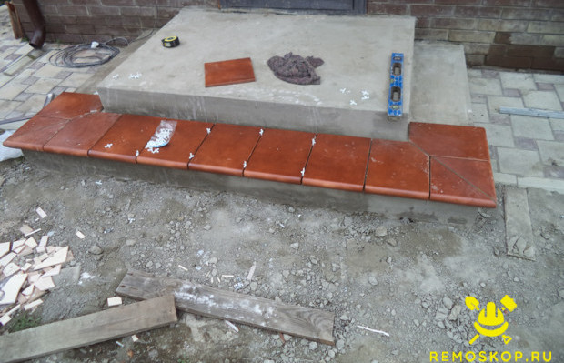 Укладка плитки на порожки. Керамогранит для крыльца. Укладка керамогранита на крыльцо. Укладка плитки на крыльцо. Укладка тротуарной плитки на крыльцо.